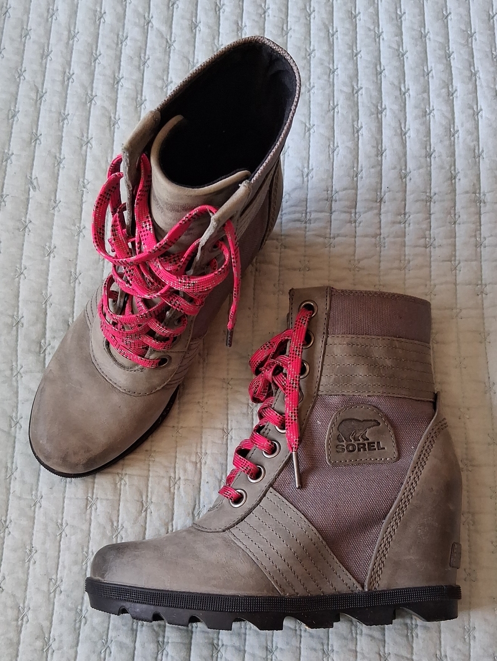 Sorel Lexie Gray Wedge Boots with Hot Pink Laces